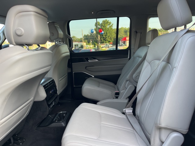 2024 Jeep Wagoneer Series III photo 12