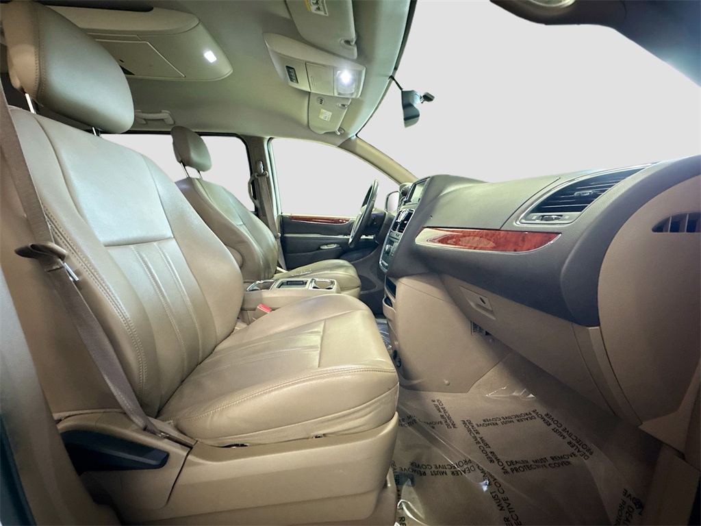 2013 Chrysler Town & Country Touring photo 9