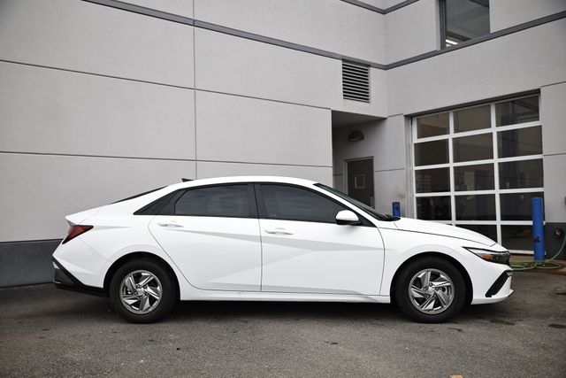 2025 Hyundai Elantra SE photo 4