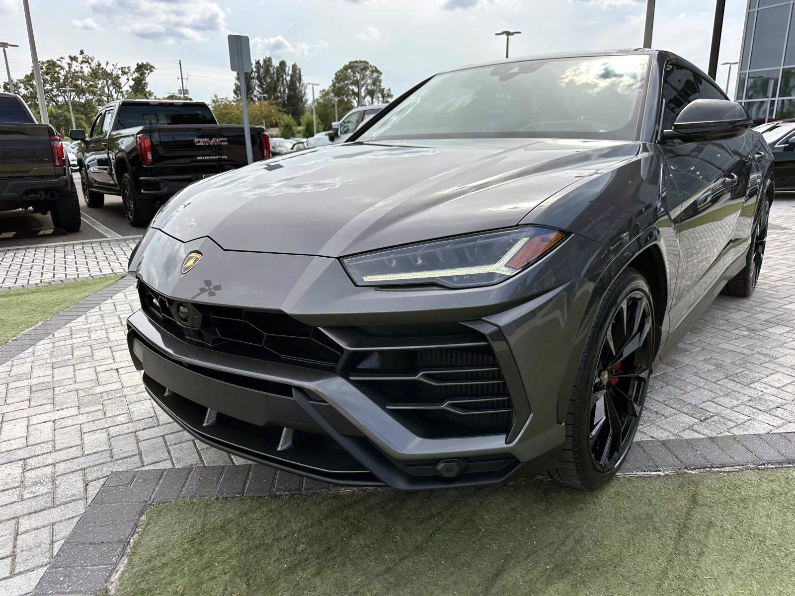2022 Lamborghini Urus Base photo 8
