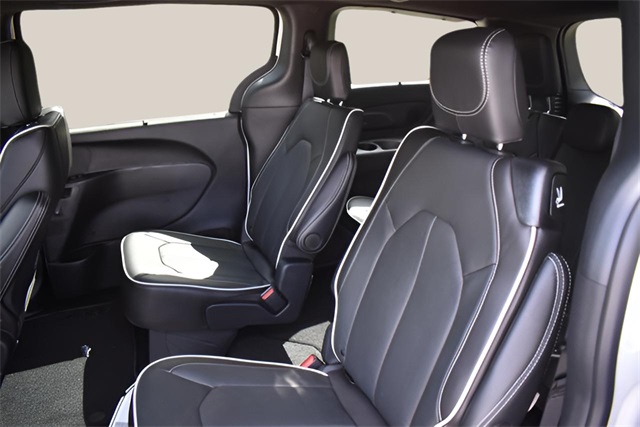 2025 Chrysler Pacifica Limited photo 13