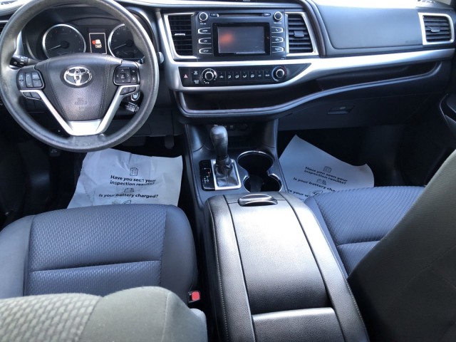 2018 Toyota Highlander LE photo 8