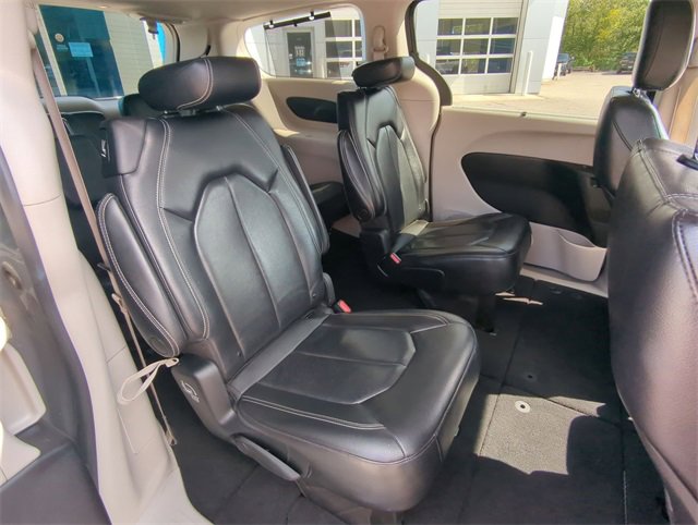 2022 Chrysler Pacifica Touring L photo 16