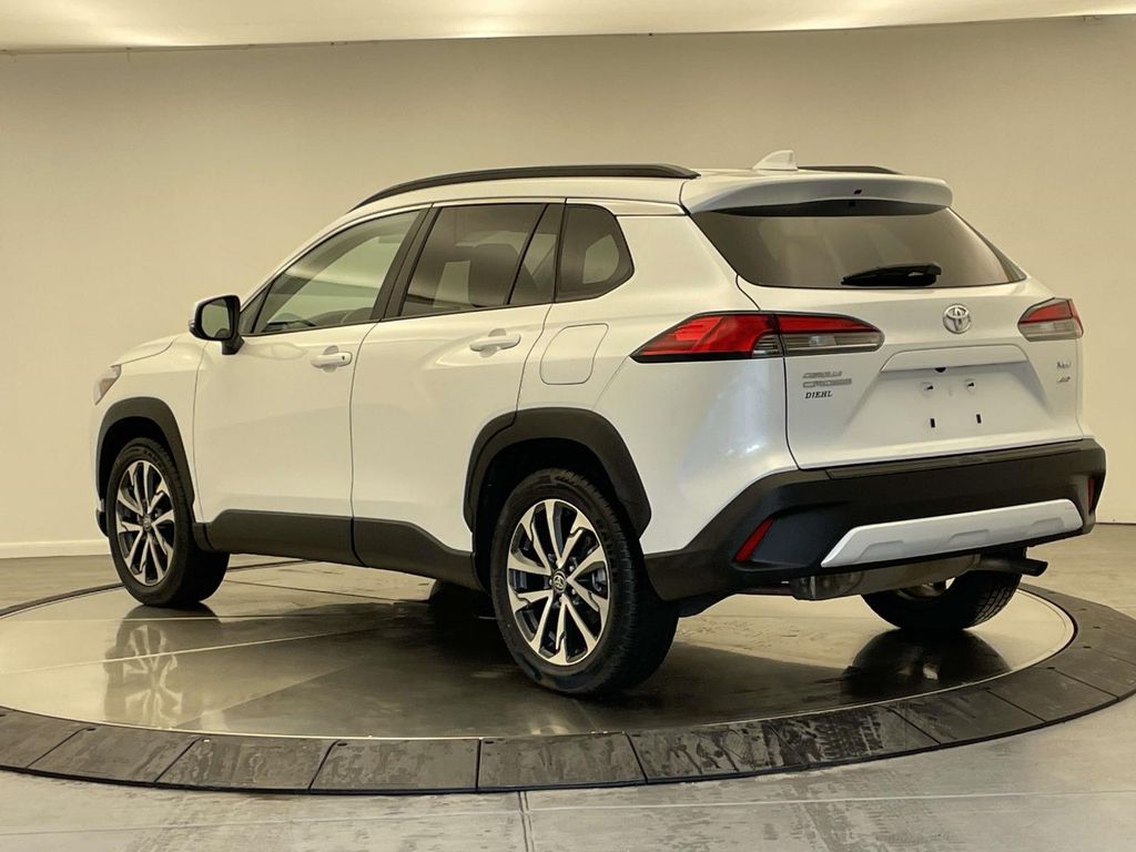 2023 Toyota Corolla Cross XLE photo 3