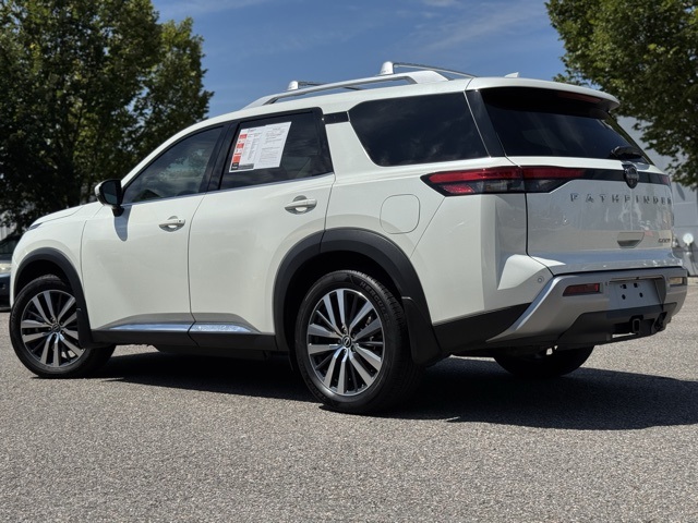 2022 Nissan Pathfinder Platinum photo 2