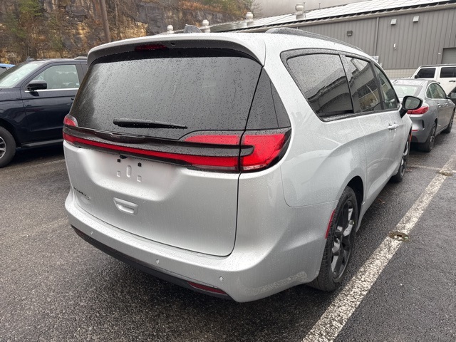 2026 Chrysler Pacifica photo 3