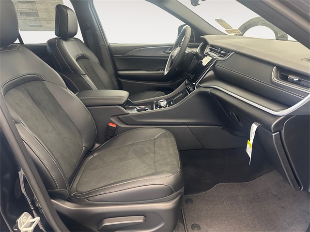 2025 Jeep Grand Cherokee Altitude photo 12