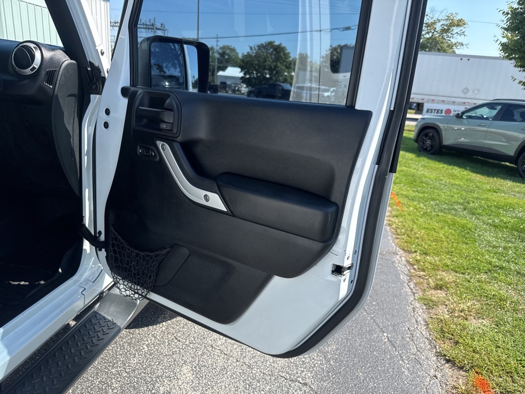 2015 Jeep Wrangler Unlimited Sahara photo 19