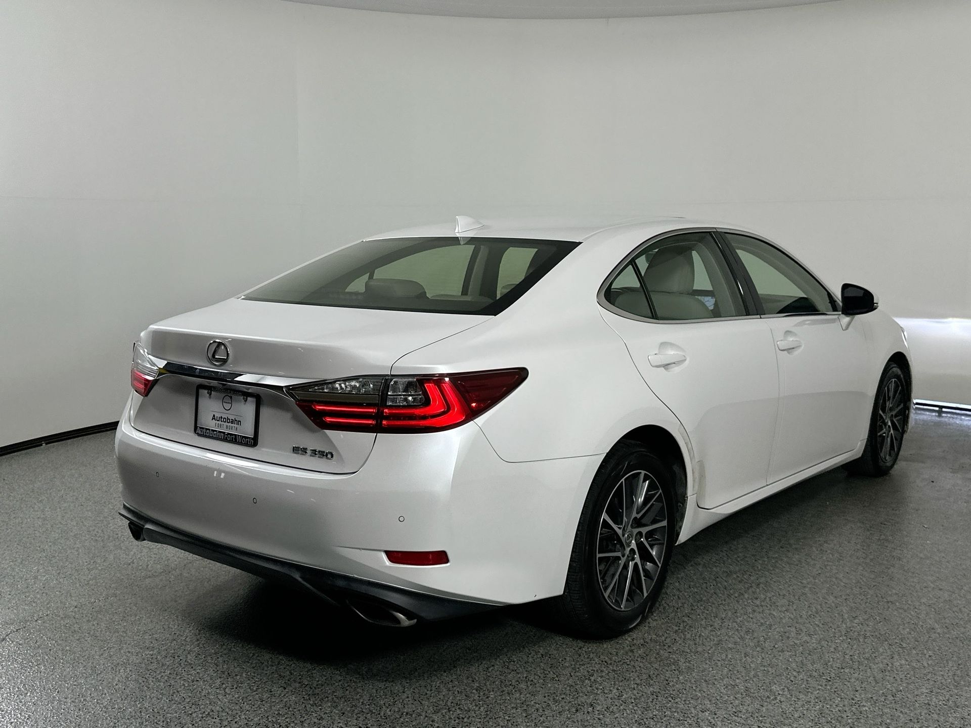 2016 Lexus ES 350 photo 4