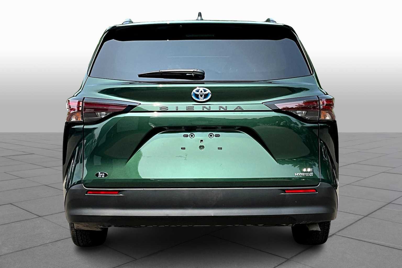 2024 Toyota Sienna LE photo 4