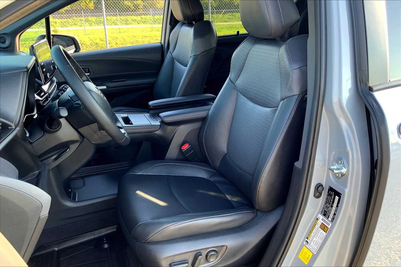 2023 Toyota Sienna Woodland Edition photo 7