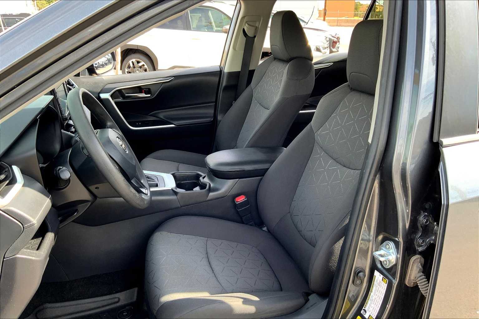 2021 Toyota RAV4 XLE photo 7