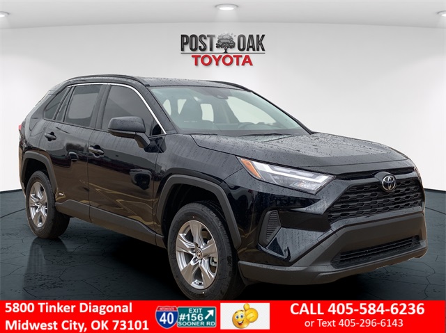 2025 Toyota RAV4 LE's photo