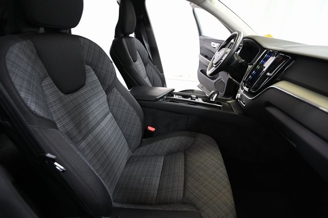 2022 Volvo XC60 B5 Momentum photo 16