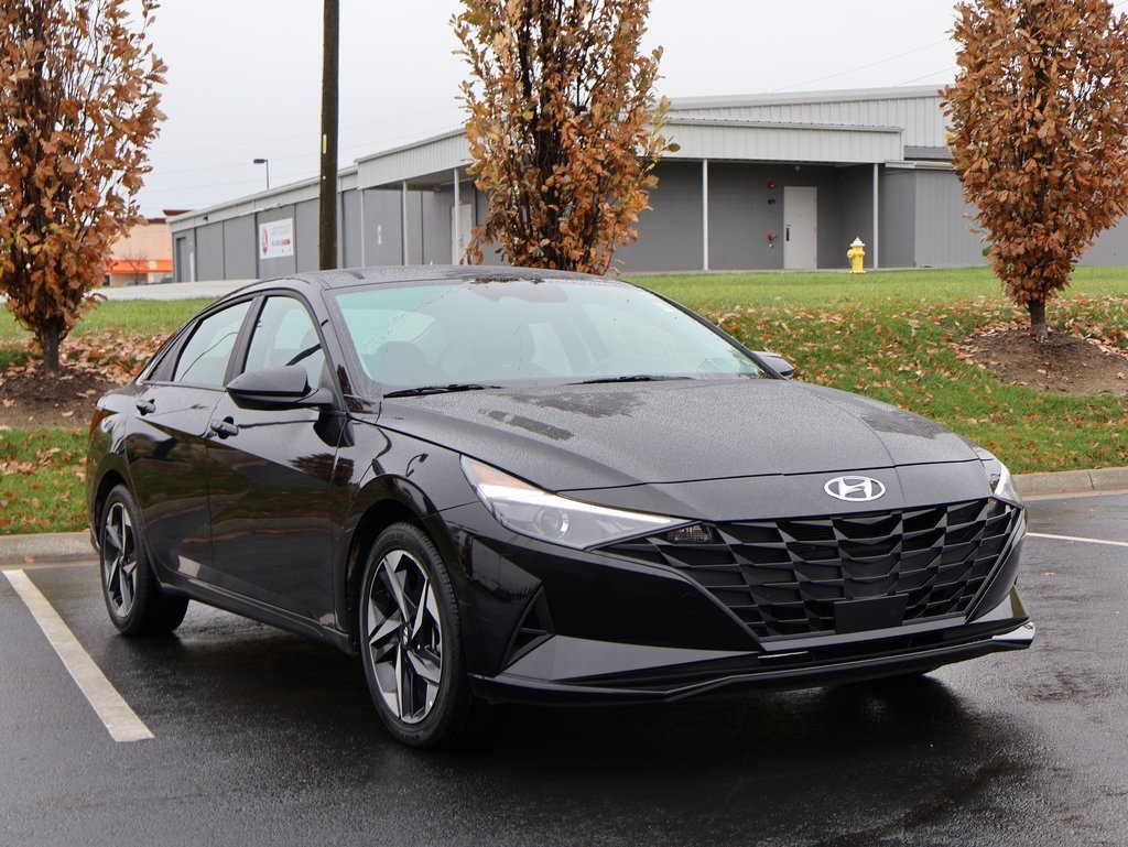 2023 Hyundai Elantra SEL photo 2