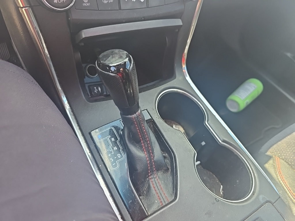 2016 Toyota Camry XSE photo 13