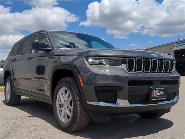 2025 Jeep Grand Cherokee Laredo photo 2
