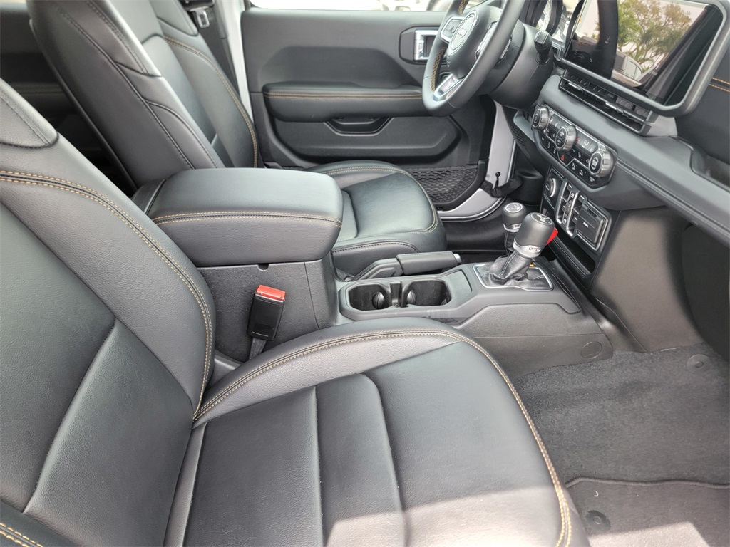 2024 Jeep Wrangler Sahara photo 12