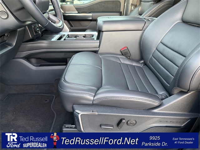 2025 Ford F-450 Super Duty Platinum's photo