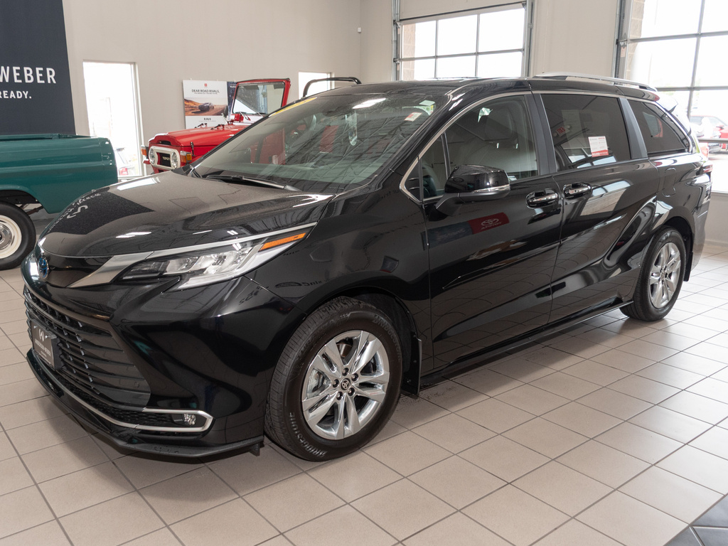 2025 Toyota Sienna Limited photo 4