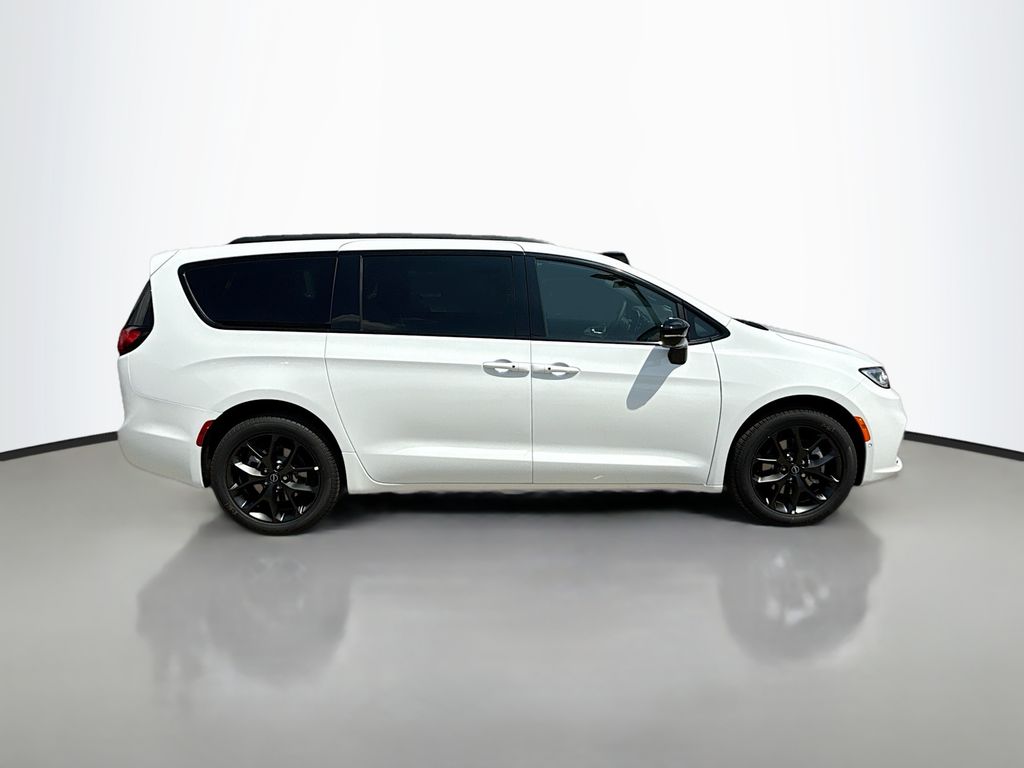 2026 Chrysler Pacifica Limited photo 3