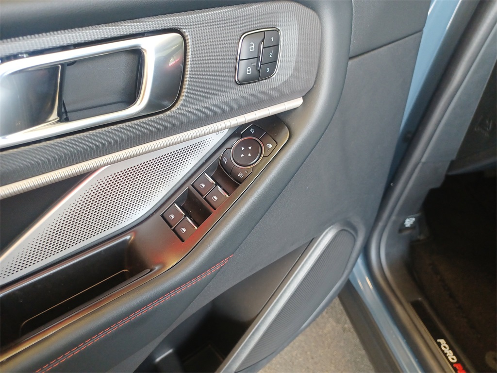 2025 Ford Explorer ST photo 9