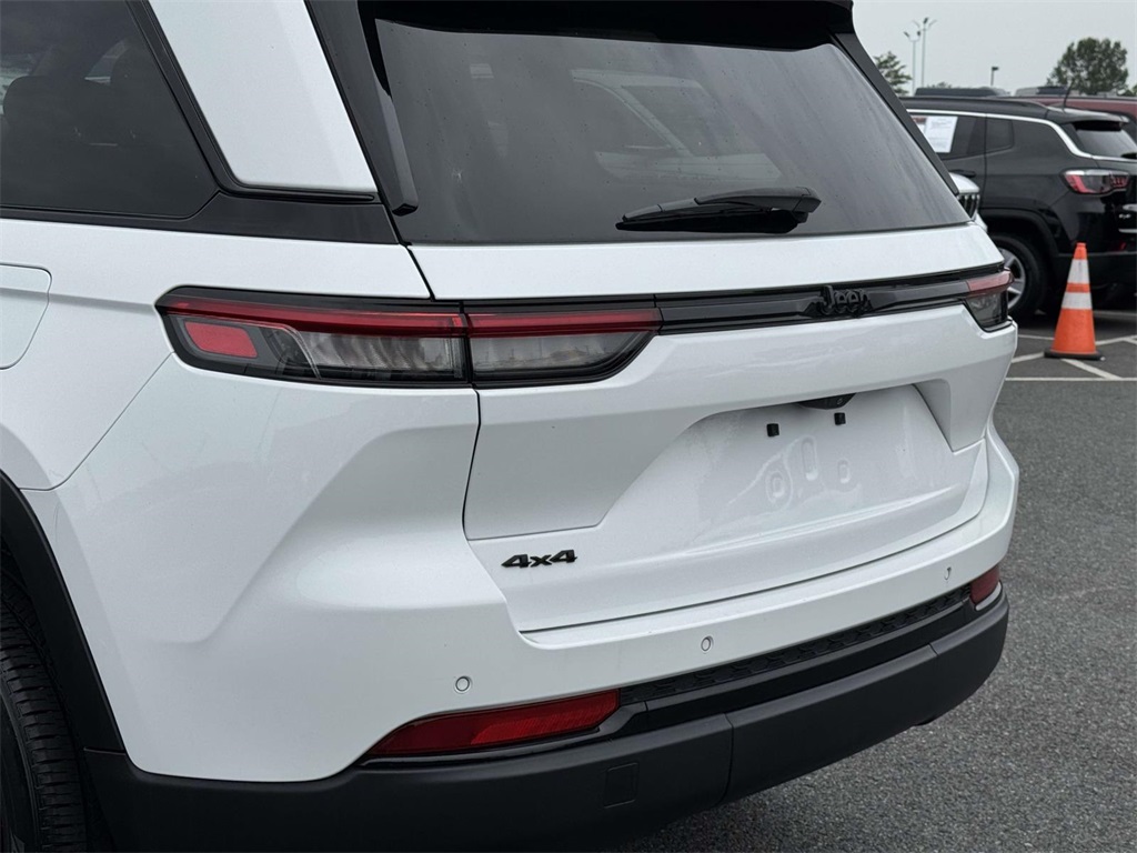 2023 Jeep Grand Cherokee Altitude photo 11