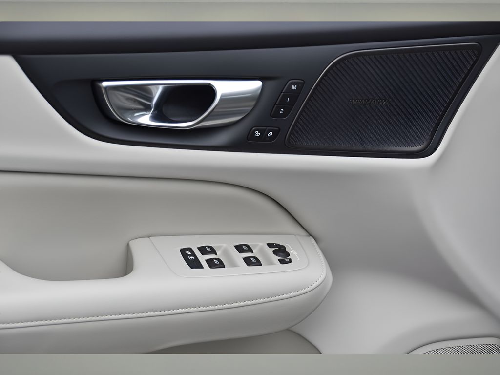 2024 Volvo S60 B5 Plus photo 18