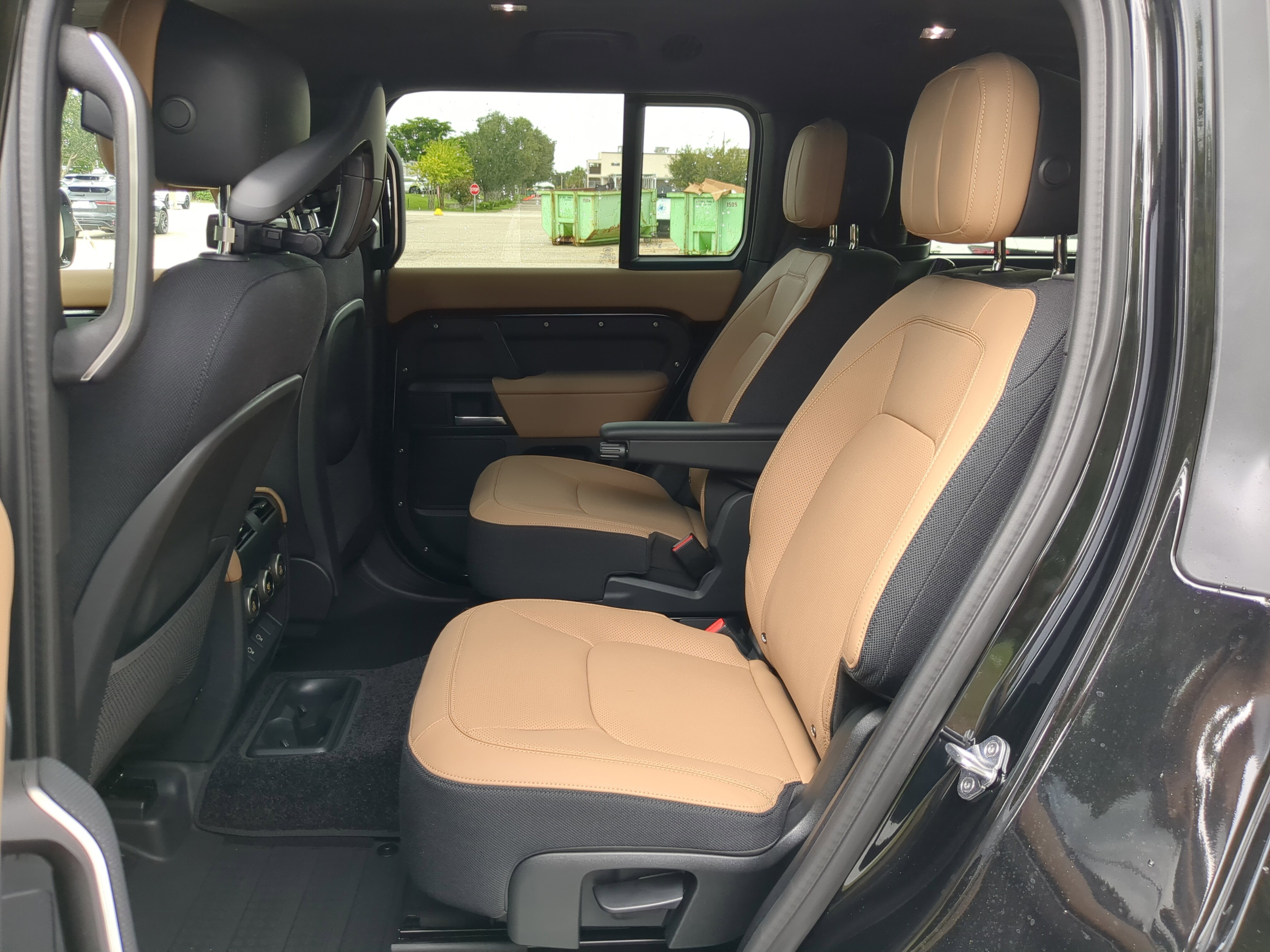 2025 Land Rover Defender 130 V8 photo 2