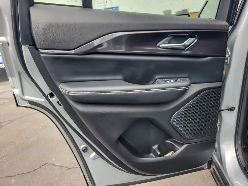 2023 JEEP GRAND CHEROKEE - Image 17