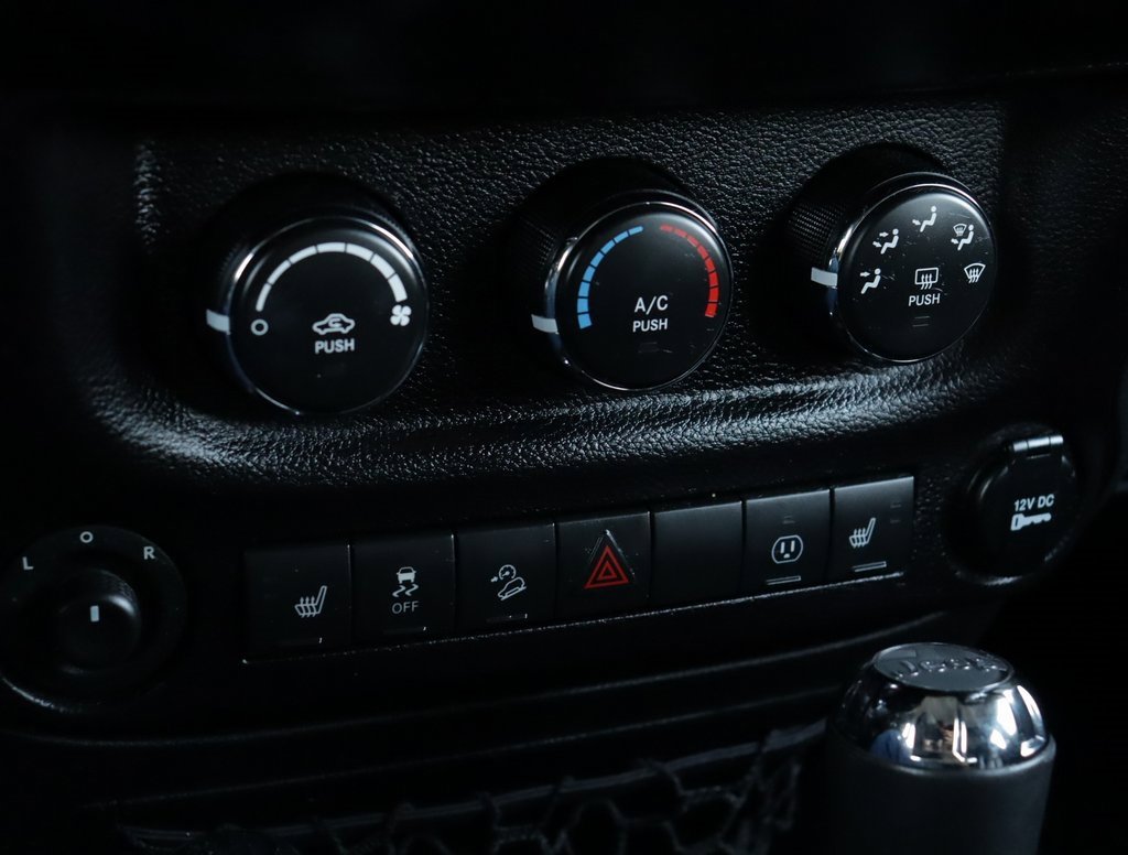 2015 Jeep Wrangler Unlimited Altitude photo 14