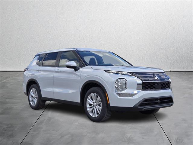 2025 Mitsubishi Outlander ES's photo