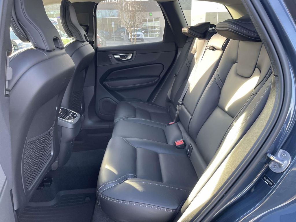 2024 Volvo XC60 B5 Ultimate photo 3