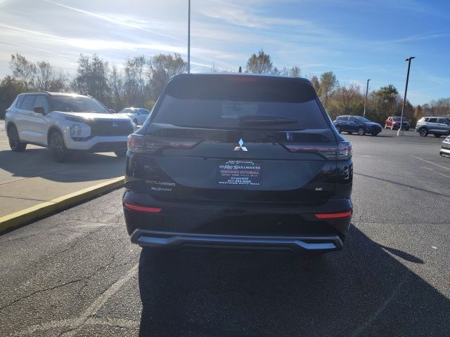 2025 Mitsubishi Outlander SE photo 2