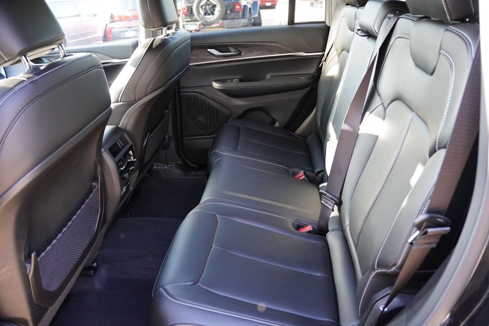 2025 Jeep Grand Cherokee Limited photo 13