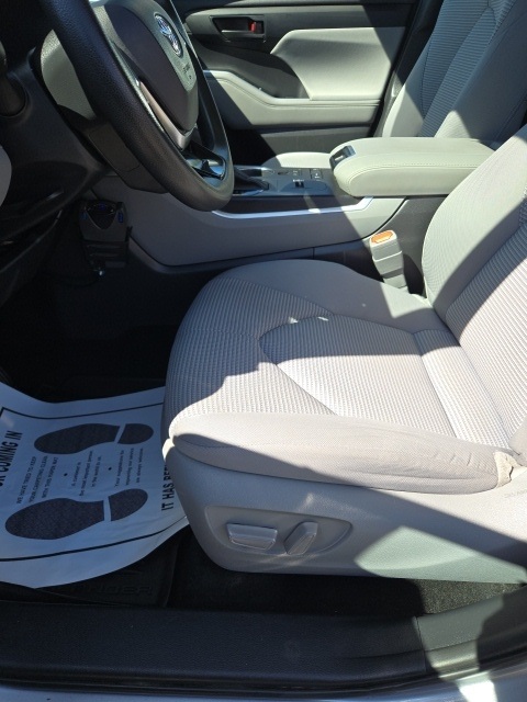 2021 Toyota Highlander L photo 25