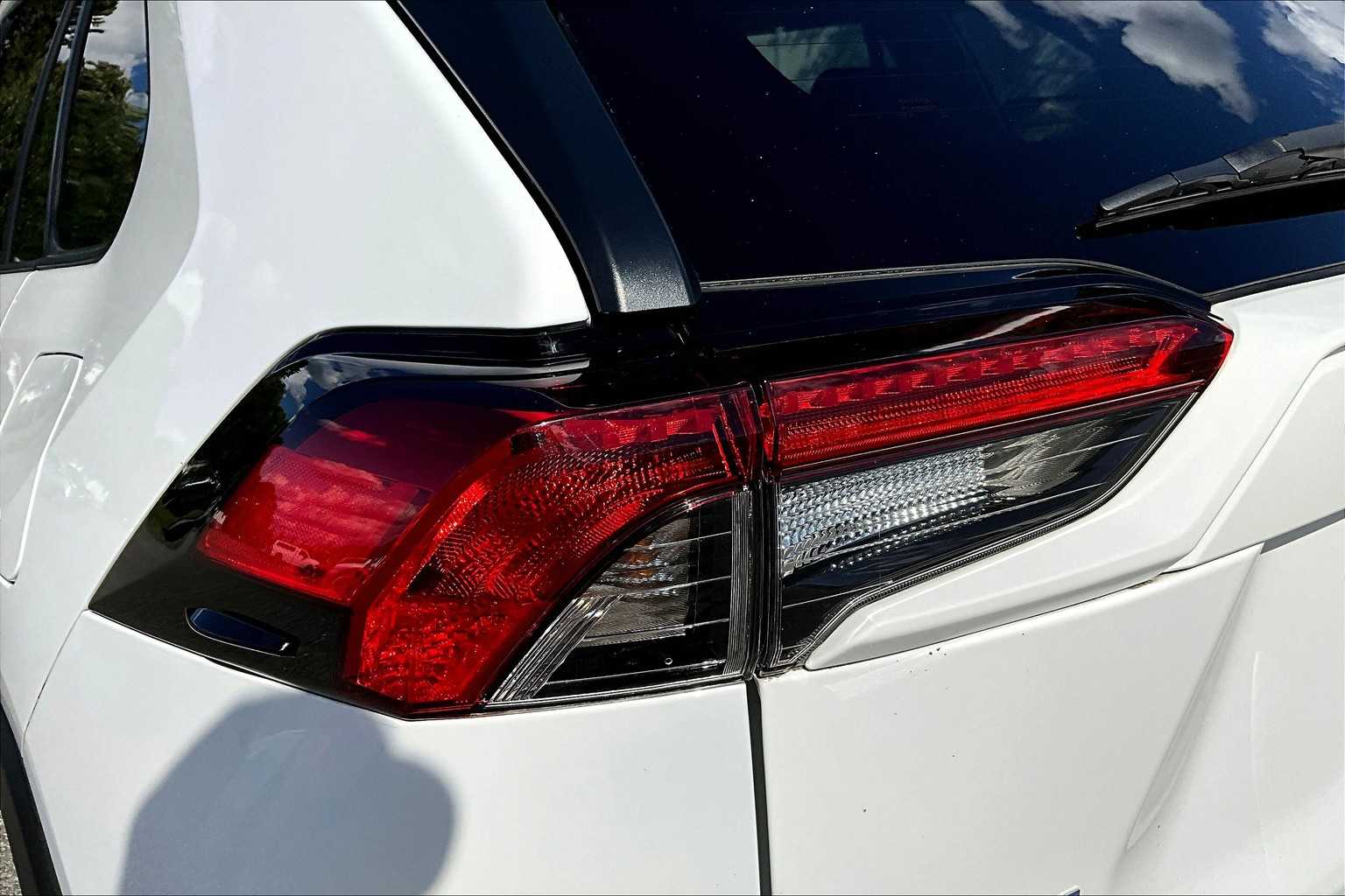 2022 Toyota RAV4 LE photo 33