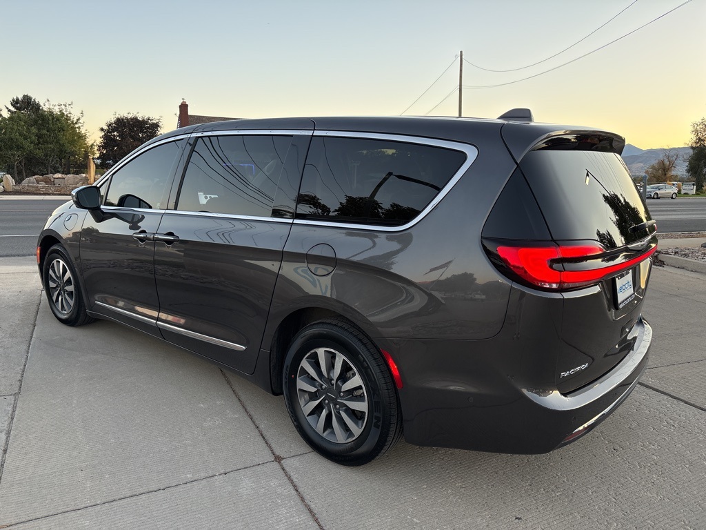 2022 Chrysler Pacifica Hybrid Limited photo 7