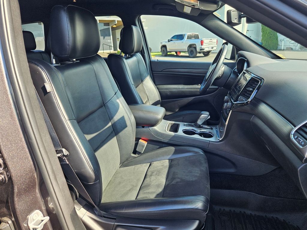 2019 Jeep Grand Cherokee Laredo Altitude photo 29