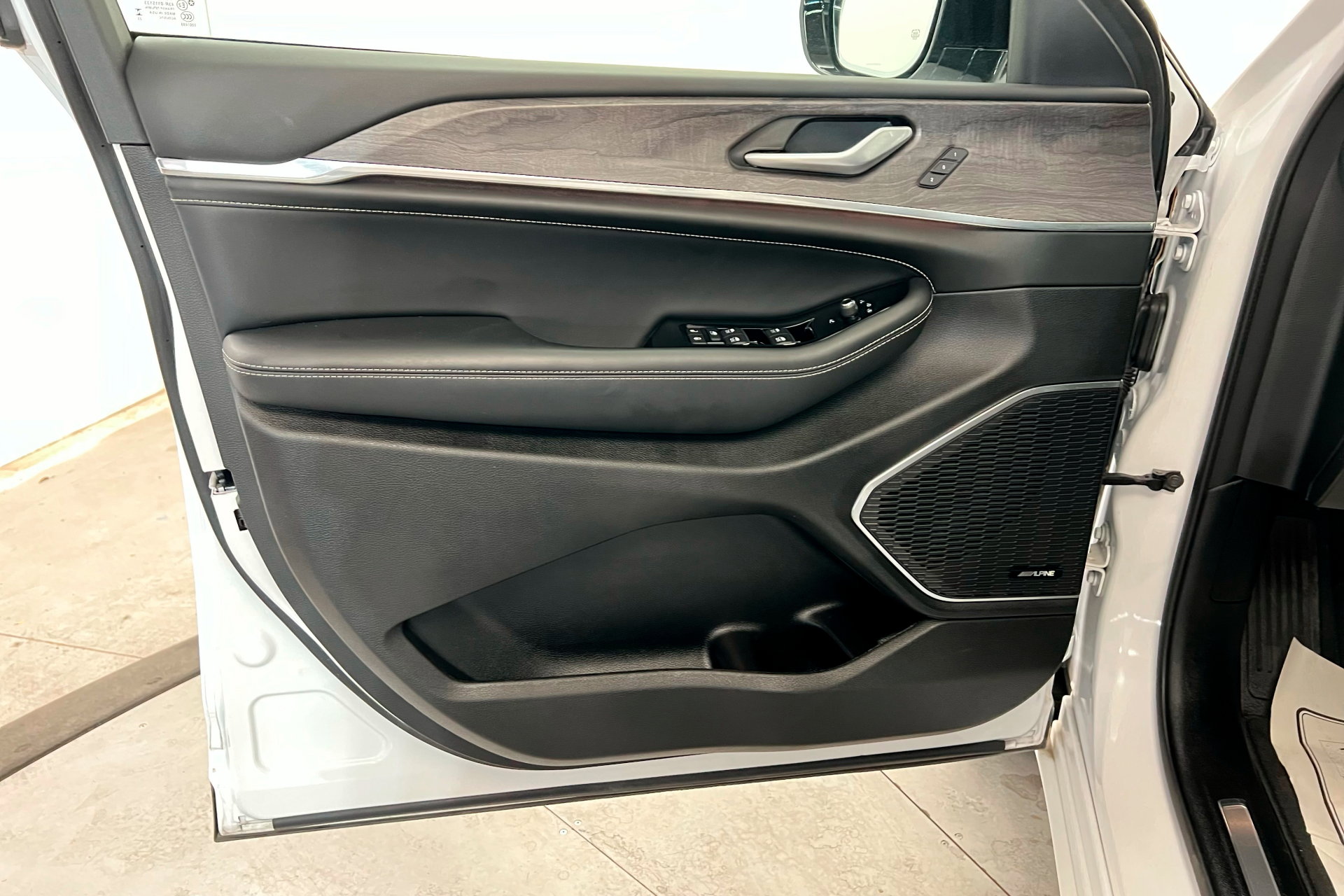 2023 Jeep Grand Cherokee Overland photo 14