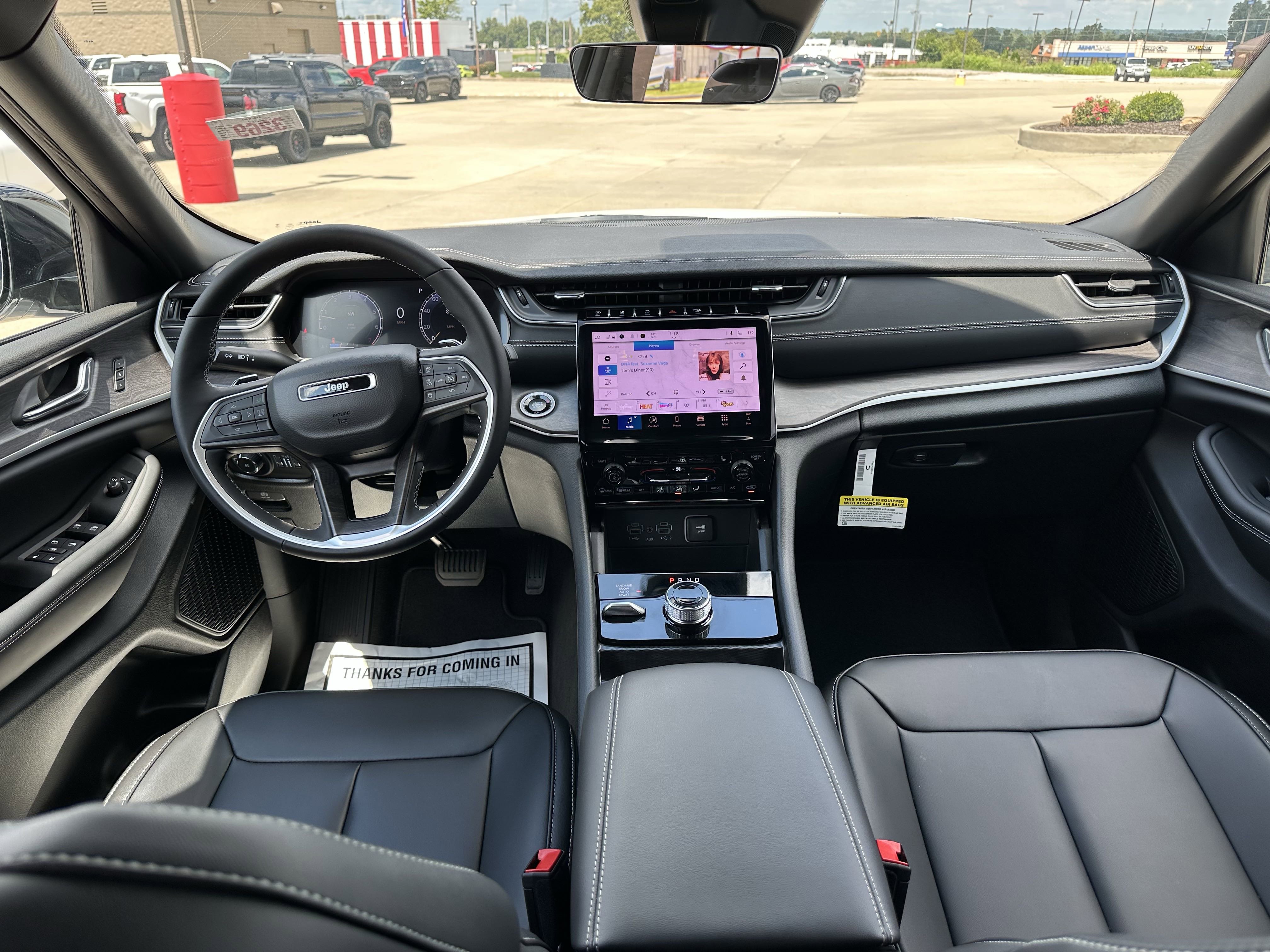 2025 Jeep Grand Cherokee Limited photo 3