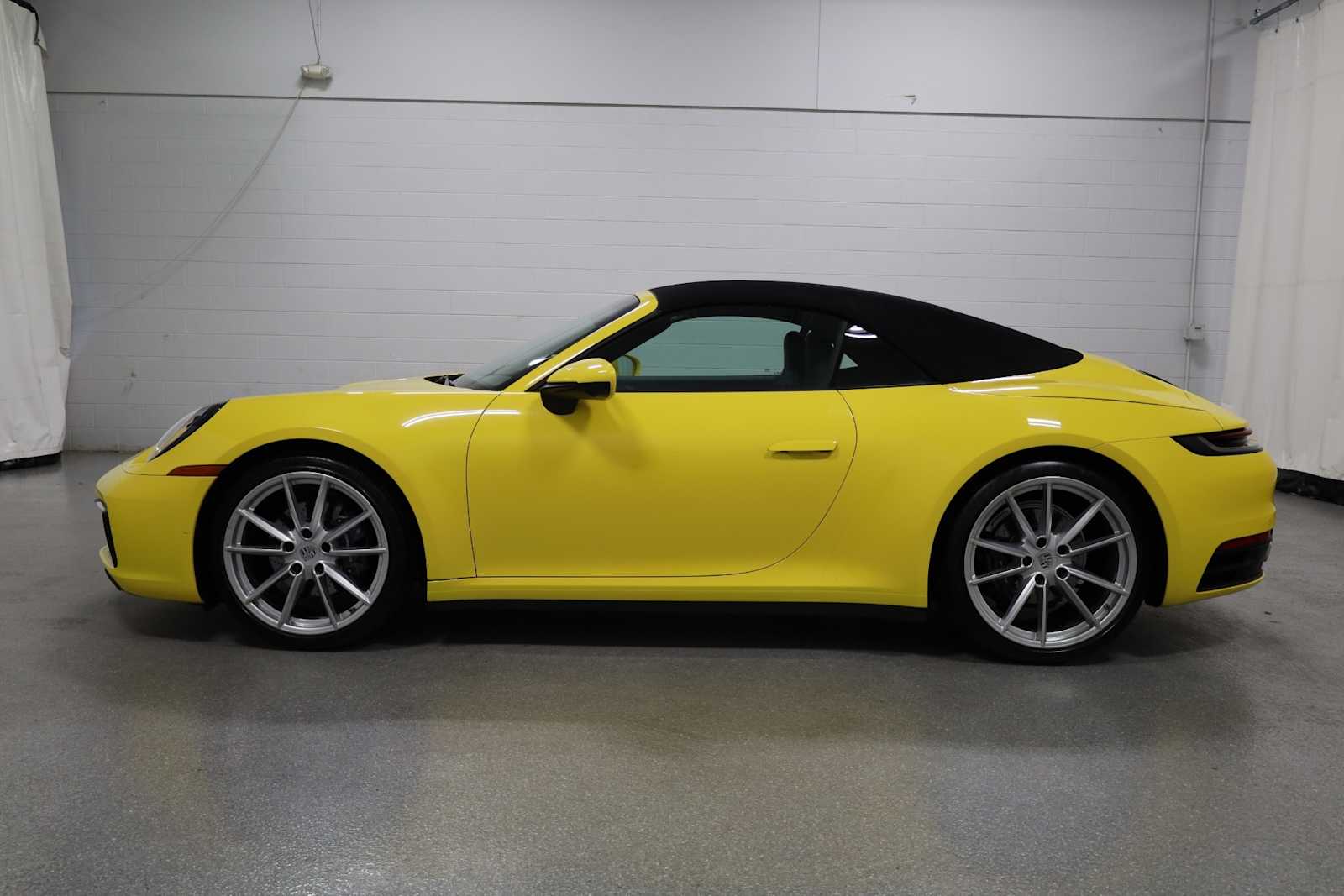 2022 Porsche 911 Cabriolet photo 2