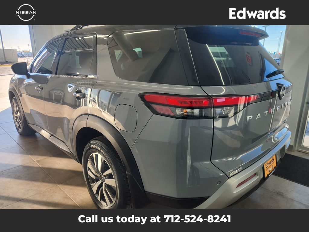 2025 Nissan Pathfinder Platinum photo 3