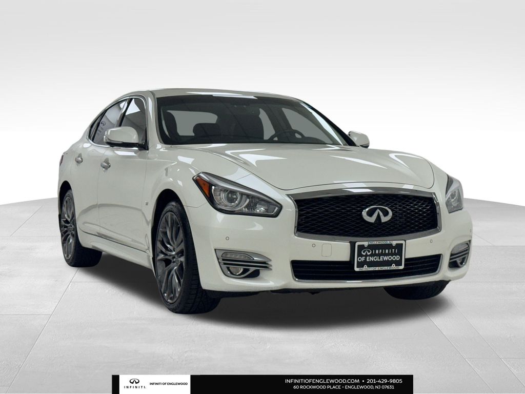 2019 Infiniti Q70 photo 2