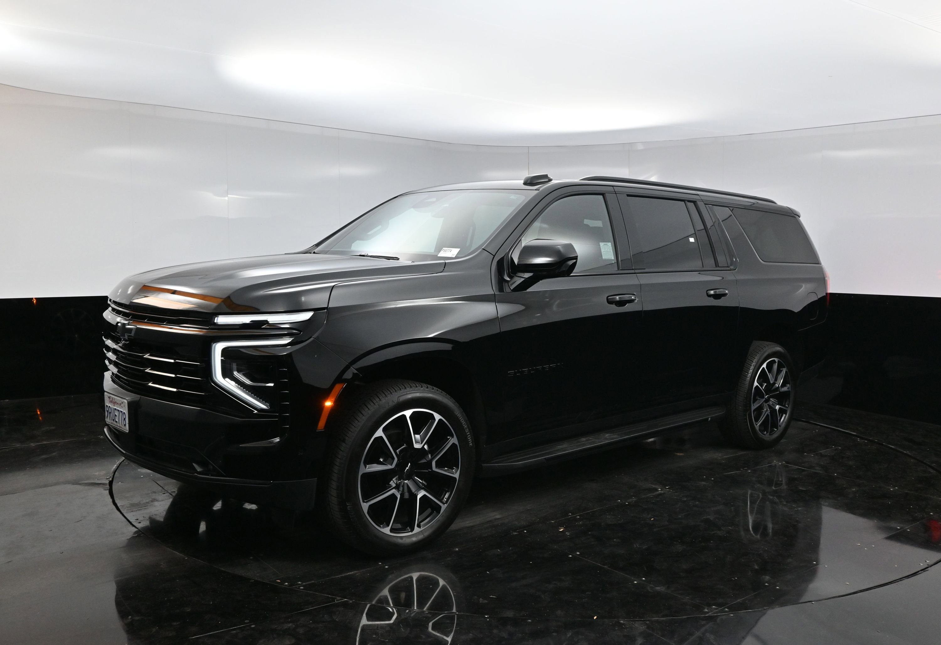 2025 Chevrolet Suburban RST photo 3