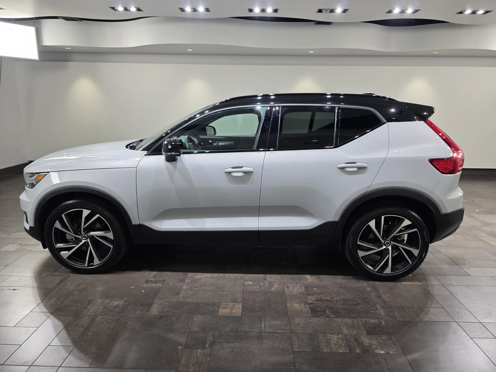 2021 Volvo XC40 R-Design photo 2