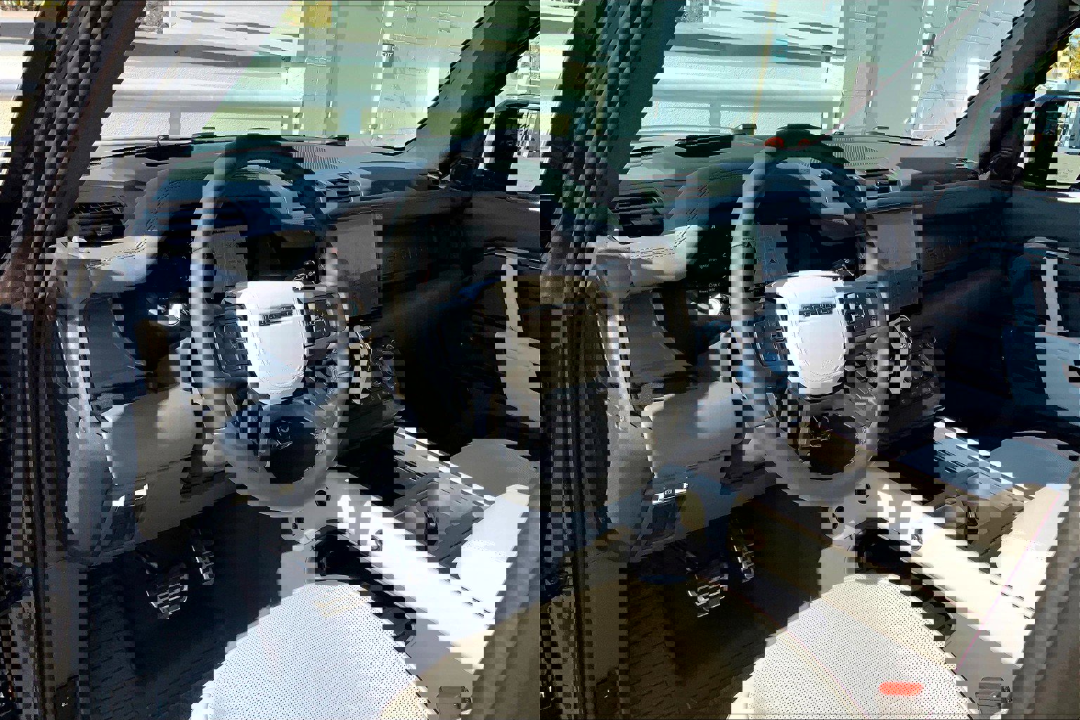 2025 Land Rover Defender 110 photo 3