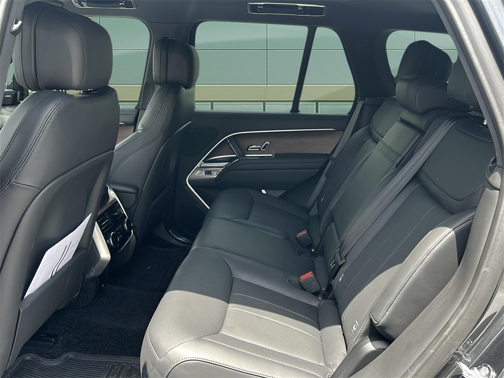 2024 Land Rover Range Rover SE photo 8