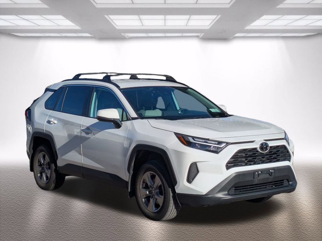 2022 Toyota RAV4 XLE's photo