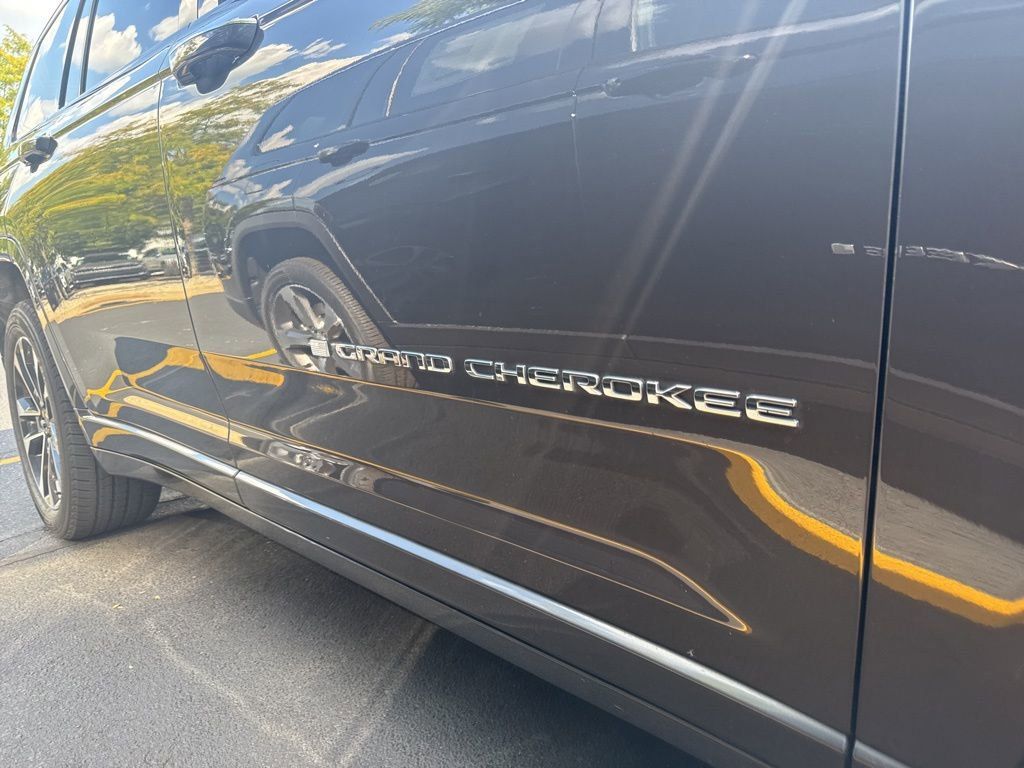 2023 Jeep Grand Cherokee Overland photo 3